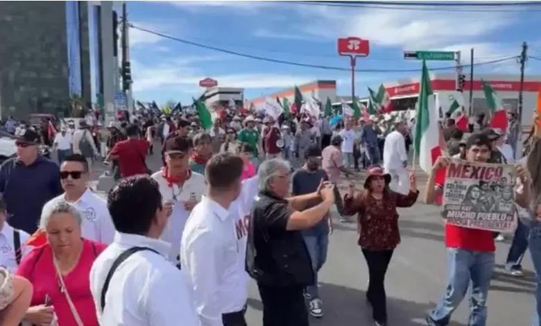 Simpatizantes de Morena marchan en Chihuahua para solicitar pérdida de fuero de la gobernadora Maru Campos