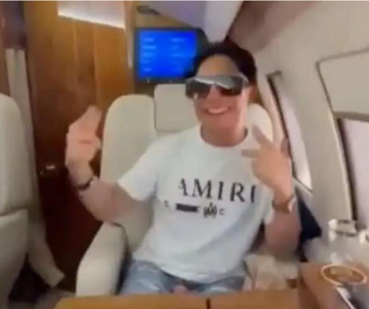 Concejal morenista en Tulum exhibido por ostentar viaje en avión particular